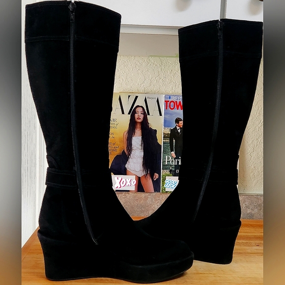 NWOT STUART WEITZMAN BLACK SUEDE KNEE HIGH WEDGE HEELED BOOTS SIZE 6.5 M - Picture 2 of 11